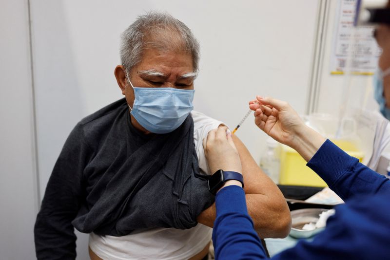 &copy; Reuters. Imagen de archivo de un anciano recibiendo una dosis de la vacuna CoronaVac COVID-19 de Sinovac Biotech, tras el brote de COVID-19, en un centro de vacunación comunitario, en Hong Kong, China. 25 de febrero, 2022. REUTERS/Tyrone Siu/Archivo