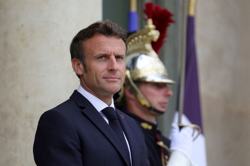 &copy; Reuters. الرئيس الفرنسي إيمانويل ماكرون في قصر الإليزيه بباريس يوم 22 من يوليو تموز 2022. تصوير: باسكال روسينيول - رويترز