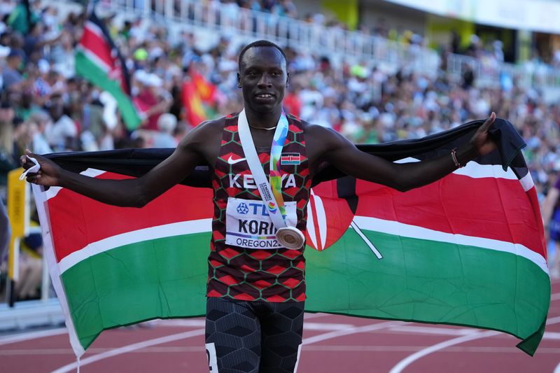 &copy; Reuters. البطل الأولمبي الكيني إيمانويل كورير يحتفل بفوزه بالميدالية الذهبية في سباق 800 متر في يوجين يوم السبت. صورة لرويترز من يو.إس.إيه توداي سبورت