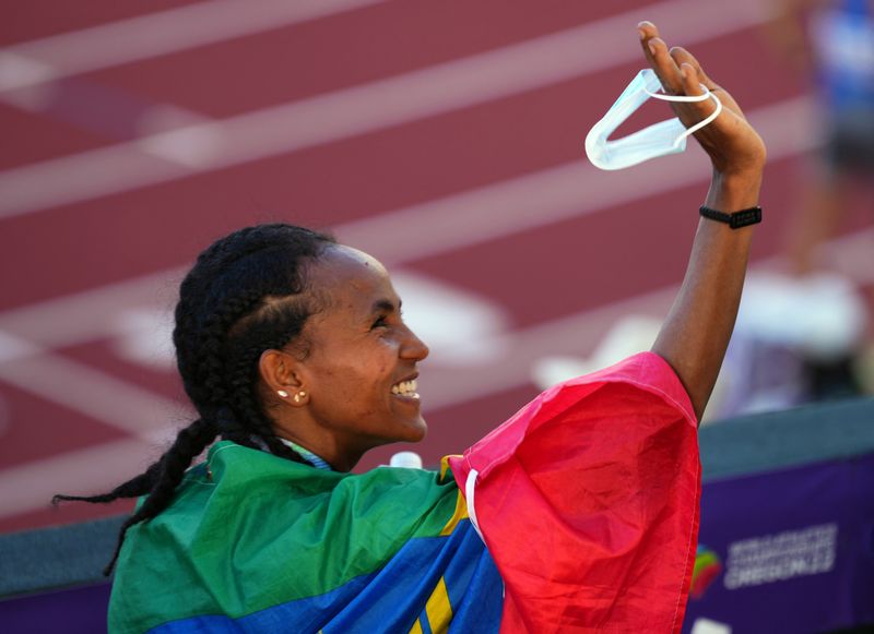 &copy; Reuters. الإثيوبية جوداف تسيجاي تحتفل بفوزها بسباق خمسة آلاف متر ببطولة العالم في يوجين يوم السبت. تصوير: ألكسندرا شميجيل - رويترز