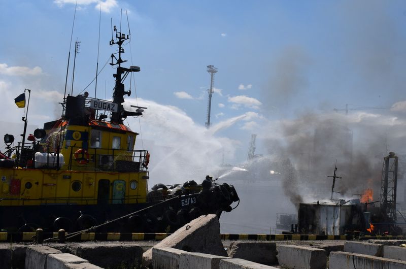 &copy; Reuters. عمال الإطفاء يعملون في موقع هجوم صاروخي روسي في ميناء أوديسا يوم السبت. صورة لرويترز.