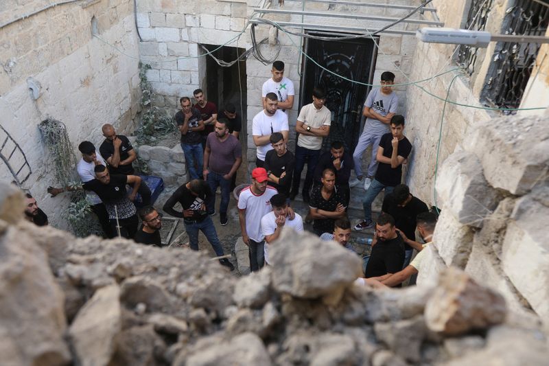 &copy; Reuters. أشخاص يتجمعون في الموقع الذي قُتل فيه فلسطينيان خلال اشتباكات مع قوات إسرائيلية في غارة يوم الأحد. تصوير: رنين صوافطة - رويترز.