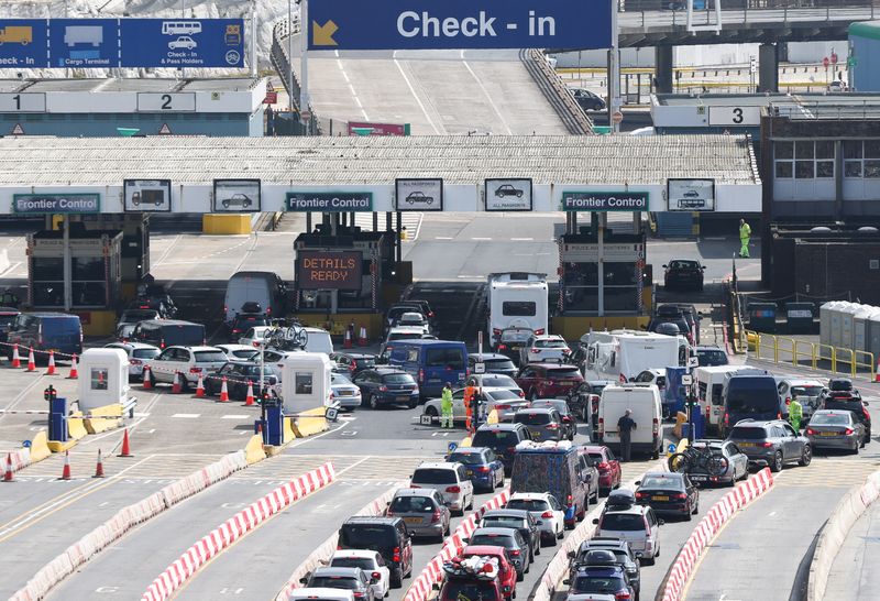 © Reuters. Vehicles queue at the border control booths at the Port of Dover, in Dover, Britain, July 24, 2022. REUTERS/Henry Nicholls