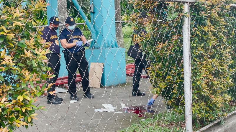 &copy; Reuters. محققو الشرطة يتفقدون موقع الجريمة بعد إطلاق نار في مانيلا بالفلبين يوم الأحد. تصوير: أدريان بورتجال - رويترز.