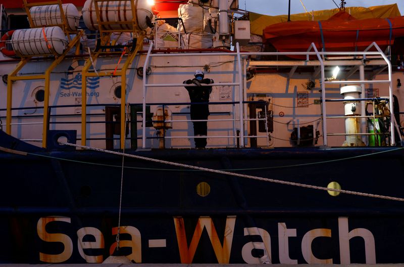 &copy; Reuters. أحد أفراد طاقم سفينة سي-ووتش لإنقاذ المهاجرين التابعة لمنظمة غير حكومية ألمانية بجزيرة صقلية الإيطالية في صورة من أرشيف رويترز.