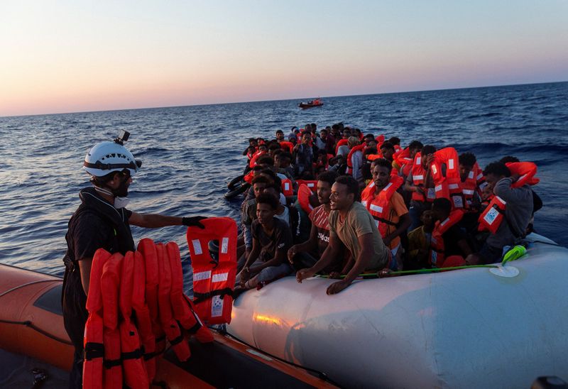&copy; Reuters. Près de 700 migrants ont été secourus samedi au large de l'Italie, ont annoncé dimanche les garde-côtes italiens, qui ont aussi récupéré cinq cadavres. /Photo prise le 23 juillet 2022/REUTERS/Nora Bording/Sea-Watch