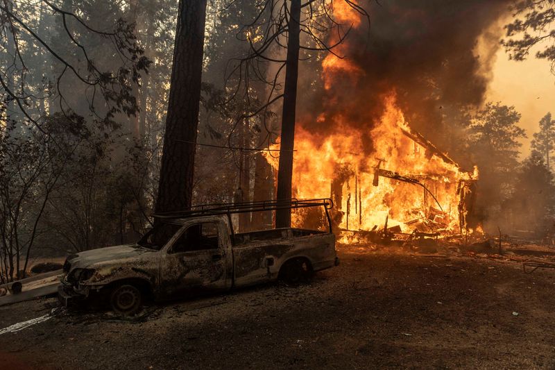 &copy; Reuters. A house is seen on fire as the Oak Fire burns near Darrah in Mariposa County, California, U.S. July 23, 2022. REUTERS/Carlos Barria   