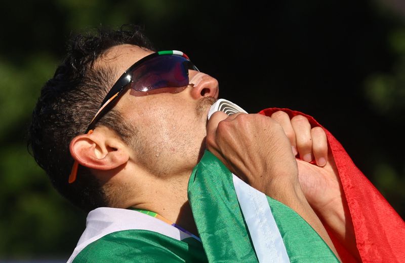 &copy; Reuters. الإيطالي ماسيمو ستانو يحتفل بعد فوزه بسباق المشي للرجال لمسافة 35 كيلومترا ليحرز أول ميدالية ذهبية لبلاده في بطولة العالم لألعاب القوى هذا ا