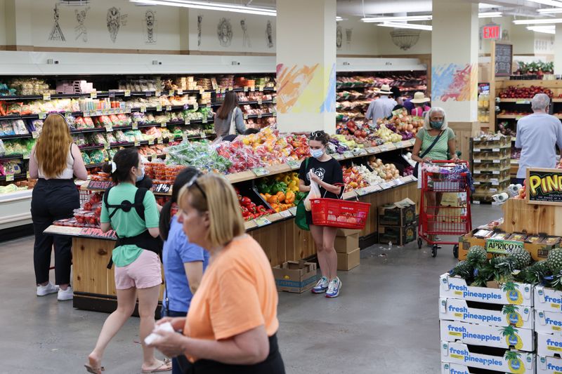 © Reuters. People shop in a supermarket as inflation affected consumer prices in Manhattan, New York City, U.S., June 10, 2022. REUTERS/Andrew Kelly