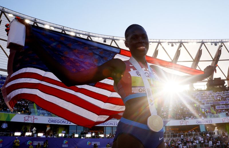 &copy; Reuters. الأمريكية أثينج مو بعد الفوز بذهبية سباق 800 متر ببطولة العالم لألعاب القوى يوم الأحد. تصوير: براين سنايدر - رويترز. 
