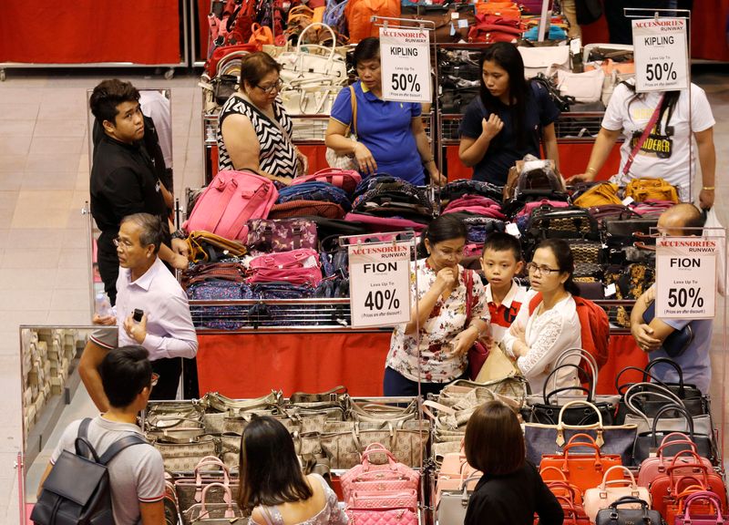 &copy; Reuters. People shop for bags in Singapore April 24, 2017.  REUTERS/Edgar Su