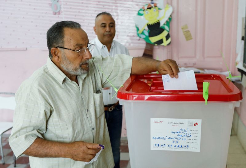 © Reuters. تونسي يدلي بصوته في الاستفتاء على دستور جديد بمركز اقتراع في تونس العاصمة يوم الاثنين. تصوير: زبير سويسي - رويترز.
