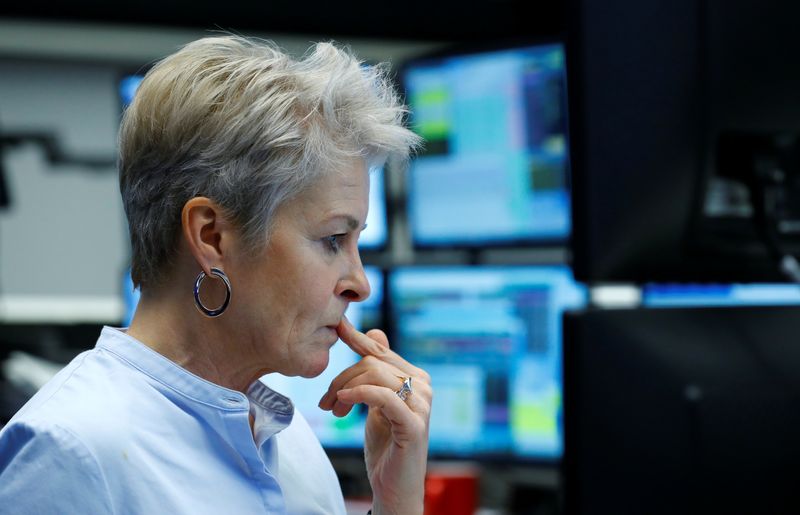 © Reuters. Les principales Bourses européennes sont attendues en baisse lundi à l'ouverture. Les contrats à terme suggèrent un recul de 0,48% pour le CAC 40 parisien, de 0,72% pour le Dax à Francfort, de 0,36% pour le FTSE à Londres et de 0,64% pour l'EuroStoxx 50. /Photo d'archives/REUTERS/Ralph Orlowski