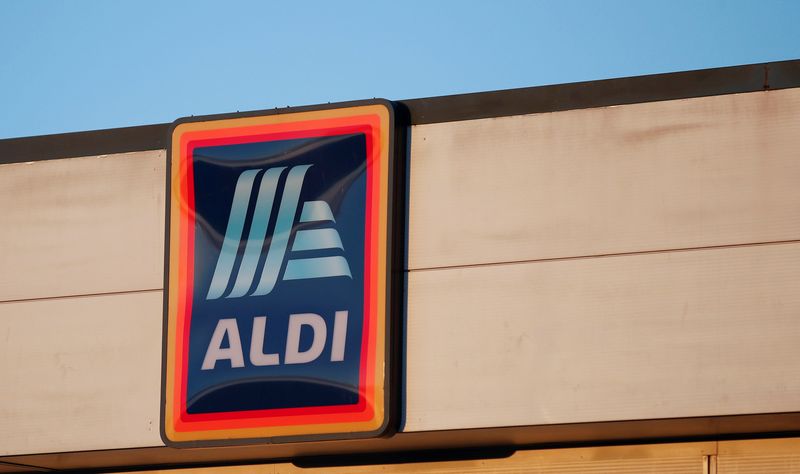 © Reuters. General view of an Aldi store sign, in Milton Keynes, Britain, January 5, 2022. REUTERS/Andrew Boyers
