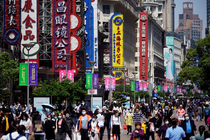 &copy; Reuters. People walk along Nanjing Pedestrian Road, a main shopping area, during the Labour Day holiday, following the outbreak of the coronavirus disease (COVID-19), in Shanghai, China May 5, 2021. REUTERS/Aly Song
