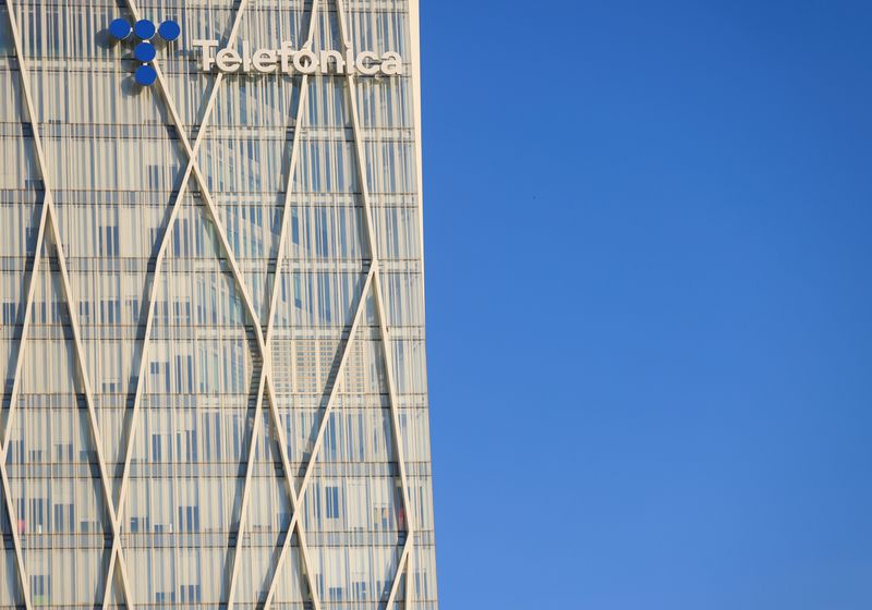 &copy; Reuters. El logotipo de la empresa española de telecomunicaciones Telefónica en su sede en Barcelona