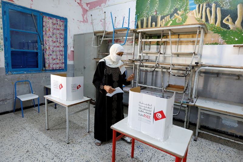 &copy; Reuters. امرأة تونسية تدلي بصوتها في مركز اقتراع خلال استفتاء على دستور جديد في تونس العاصمة يوم الاثنين. تصوير: زبير سويسي - رويترز.