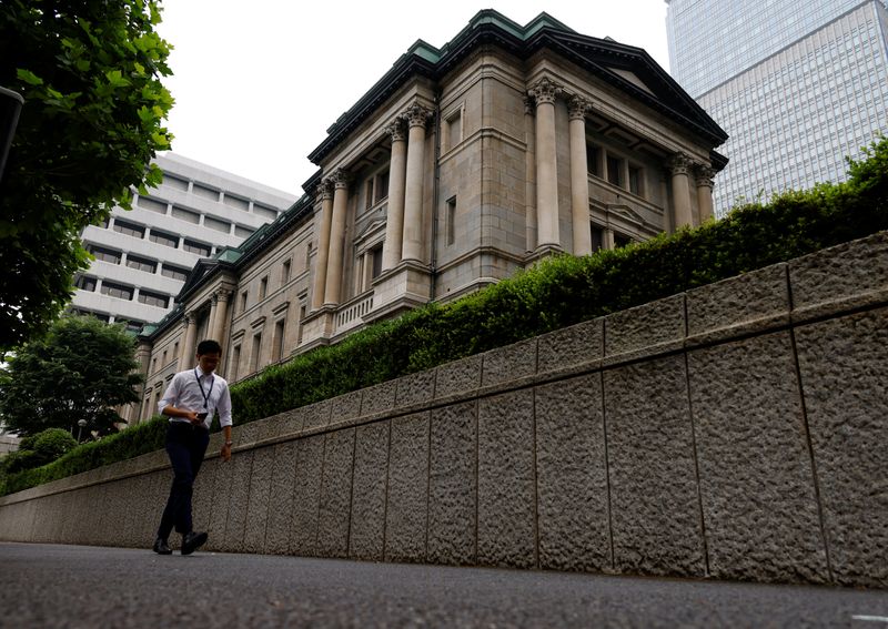 © Reuters. A man walks past Bank of Japan's headquarters in Tokyo, Japan, June 17, 2022. REUTERS/Kim Kyung-Hoon