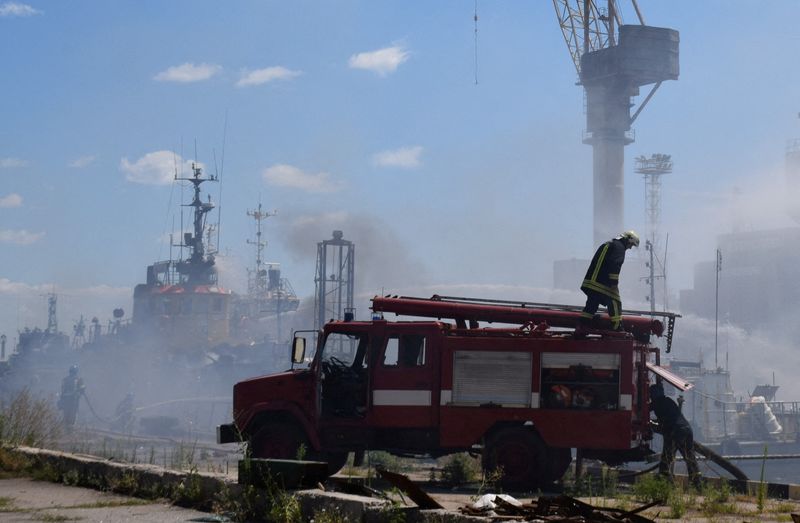 &copy; Reuters. FOTO DE ARCHIVO: Varios bomberos trabajan en el lugar objeto de un ataque con misisles de las fuerzas rusas en el puerto de Odesa, Ucrania, el 23 de julio de 2022. Servicio de prensa de las Fuerzas Conjuntas de la Defensa del Sur de Ucrania/Cedida a trav