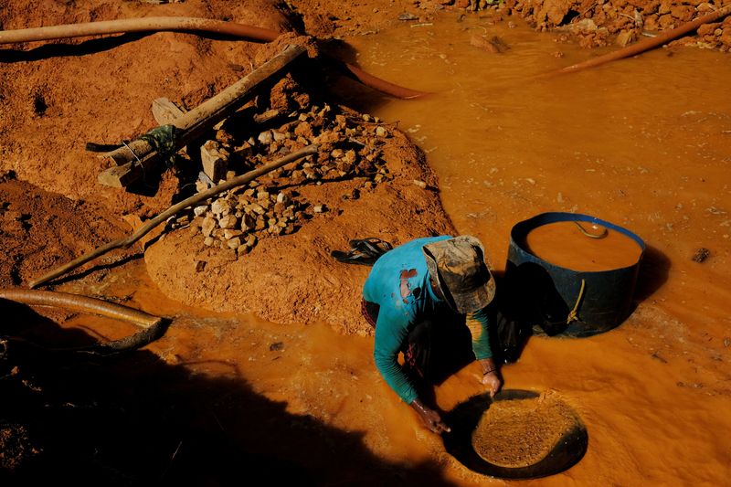 &copy; Reuters. Garimpeiro busca por ouro em área desmatada da floresta amazônica na cidade de Itaituba, no Pará
05/08/2017 REUTERS/Nacho Doce