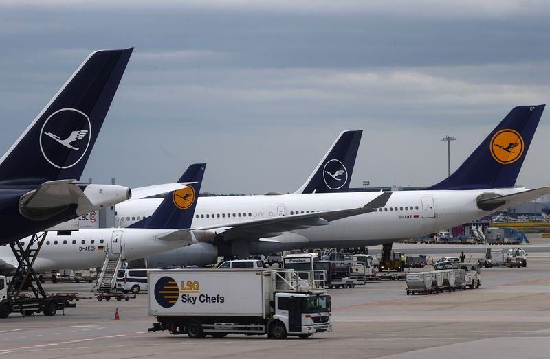 &copy; Reuters. FOTO DE ARCHIVO: Aviones de la aerolínea alemana Lufthansa en el aeropuerto de Fráncfort