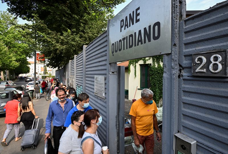 &copy; Reuters. Pessoas fazem fila para receber alimentos de graça em Milão, Itália
14/06/2022. REUTERS/Flavio Lo Scalzo