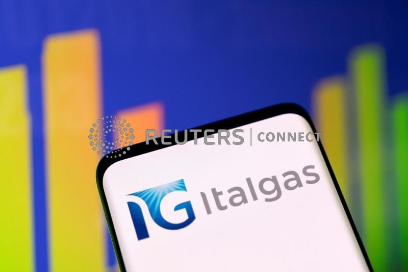 &copy; Reuters. Il logo di Italgas e il grafico delle azioni dell'azienda sono visibili in questa illustrazione scattata il 1° maggio 2022. REUTERS/Dado Ruvic/Illustrazione