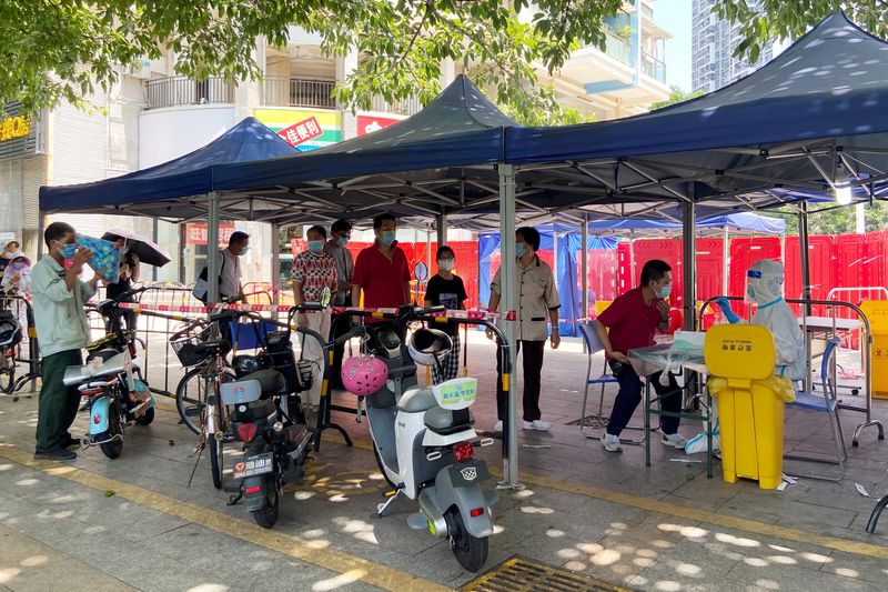 © Reuters. FILE PHOTO: Residents line up to get tested for the coronavirus disease (COVID-19) at a nucleic acid testing site  in Shenzhen, Guangdong province, China July 22, 2022. REUTERS/David Kirton