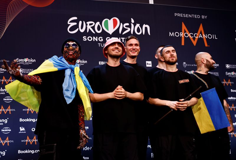 &copy; Reuters. L'ucraina Kalush Orchestra posa per i fotografi dopo la vittoria dell'Eurovision Song Contest 2022, a Torino, Italia, 15 maggio 2022. REUTERS/Yara Nardi