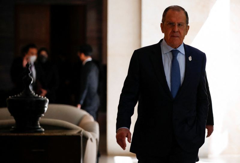 © Reuters. FOTO DE ARCHIVO. Ministro de Relaciones Exteriores Sergei Lavrov llega a reunión bilateral en Nusa Dua, Bali, Indonesia, 8 de julio 2022. REUTERS/Willy Kurniawan/Pool 