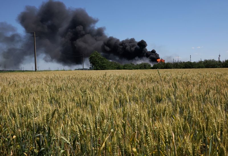 &copy; Reuters. Imagen de archivo de un incendio de una planta de procesamiento de gas ardiendo detrás de un campo de trigo después de que la planta fue alcanzada por un bombardeo unos días antes en Andriivka, en la región de Járkov, mientras continúa el ataque de 