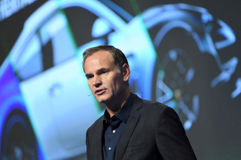 &copy; Reuters. FILE PHOTO: Oliver Blume, CEO of luxury car manufacturer Porsche AG, speaks at the Automobilwoche car summit in Ludwigsburg, Germany, November 10, 2021. REUTERS/Andreas Gebert/File Photo