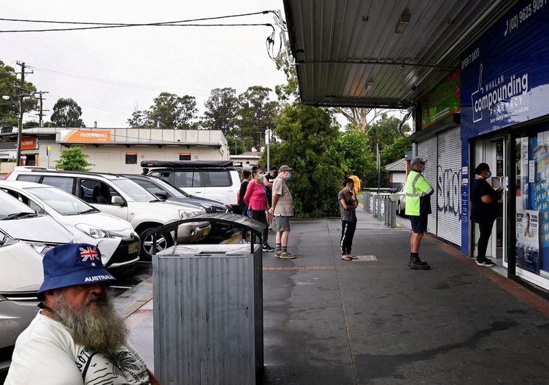 &copy; Reuters. Pessoas aguardam por teste de Covid-19 do lado de fora de farmácia, em Sydney, Austrália
05/01/2022 REUTERS/Jaimi Joy/File Photo