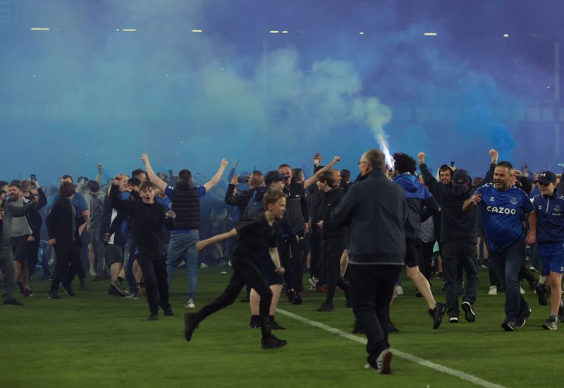 &copy; Reuters. Torcedores do Everton invadem gramado do Goodison Park após partida contra o Crystal Palace para comemorar permanência na primeira divisão do Campeonato Inglês
19/05/2022 REUTERS/Phil Noble