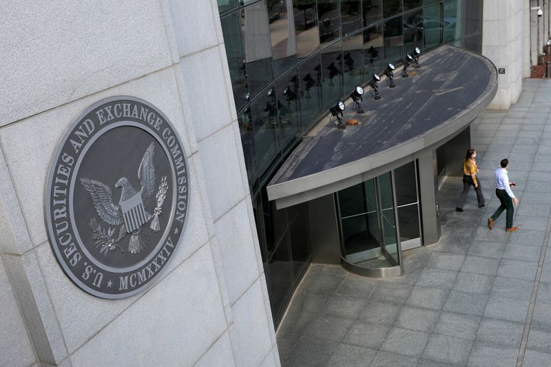 &copy; Reuters. FILE PHOTO: People exit the headquarters of the U.S. Securities and Exchange Commission (SEC) in Washington, D.C., U.S., May 12, 2021. REUTERS/Andrew Kelly/File Photo/File Photo