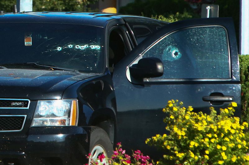 © Reuters. Un vehículo con agujeros de bala visibles en el parabrisas, después de que las autoridades alertaron a los residentes de múltiples tiroteos en el suburbio de Vancouver de Langley, Columbia Británica, Canadá. 25 de julio de 2022.  REUTERS/Jesse Winter