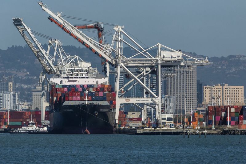 © Reuters. FILE PHOTO: A cargo ship is seen at the port of Oakland as independent truck driver continue protesting against California's new law known as AB5, in Oakland, California, U.S., July 22, 2022. REUTERS/Carlos Barria