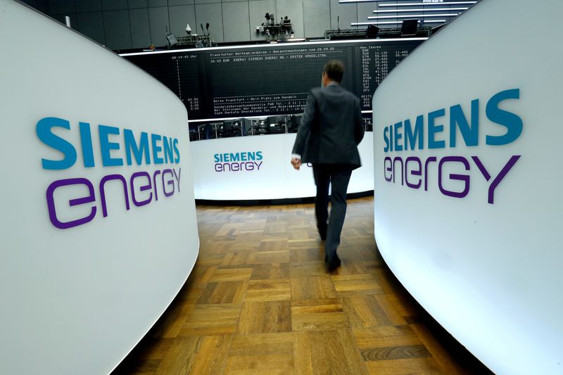 &copy; Reuters. FILE PHOTO: A trader walks next to Siemens Energy AG logos during Siemens Energy's initial public offering (IPO) at the Frankfurt Stock Exchange in Frankfurt, Germany, September 28, 2020.  REUTERS/Ralph Orlowski/File Photo