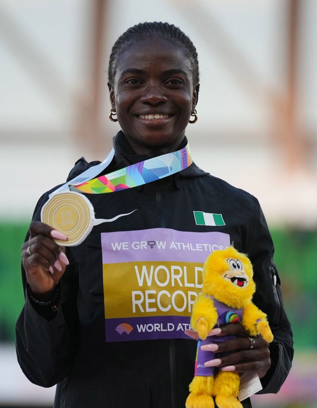 &copy; Reuters. العداءة النيجيرية توبي أميوزان تحتفل بفوزه بسباق 100 متر حواجز ببطولة العالم لألعاب القوى يوم الاحد. تصوير: رويترز. 