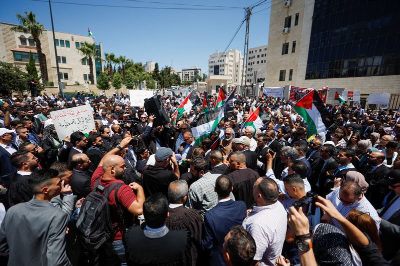 &copy; Reuters. محامون فلسطينيون ينظمون وقفة احتجاجية في رام الله للمطالبة بتعديل وإلغاء قوانين يوم الاثنين. تصوير: محمد طولكرم - رويترز.