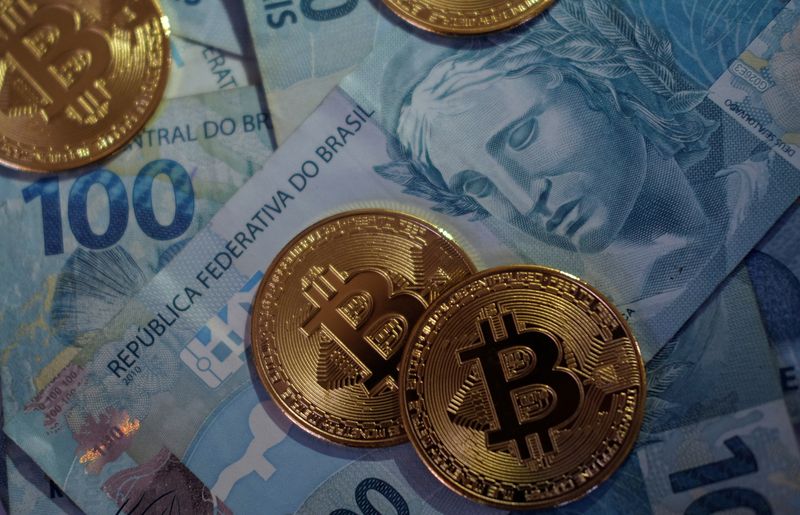 &copy; Reuters. FOTO DE ARCHIVO: Representaciones de monedas de Bitcoin en esta ilustración tomada el 25 de mayo del  2021. REUTERS/Ricardo Moraes/Illustration