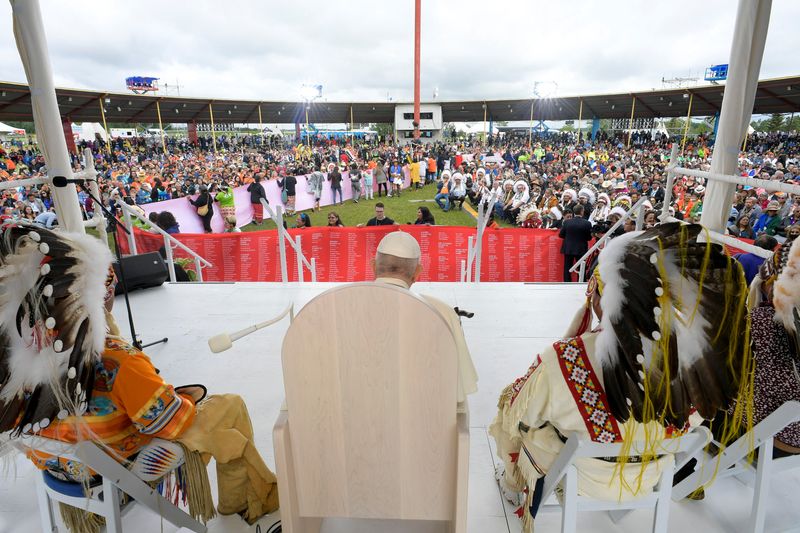 &copy; Reuters. Pope Francis meets with First Nations, Metis and Inuit indigenous communities in Maskwacis, Alberta, Canada July 25, 2022. Vatican Media/­Divisione Produzione Fotografica/Handout via REUTERS 