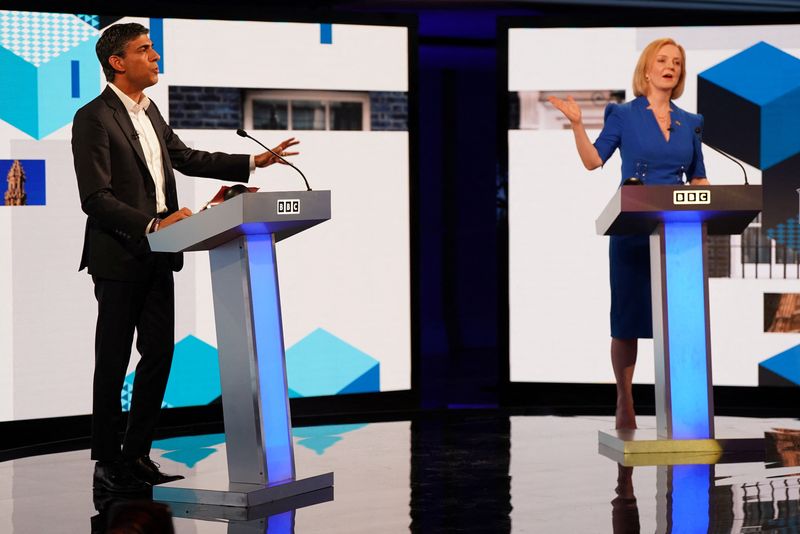 &copy; Reuters. Candidates Rishi Sunak and Liz Truss take part in the BBC Conservative party leadership debate at Victoria Hall in Hanley, Stoke-on-Trent, Britain, July 25, 2022. Jacob King/Pool via REUTERS