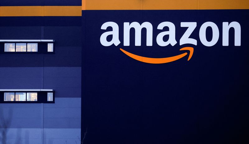 &copy; Reuters. FILE PHOTO: The logo of Amazon is seen at the company's logistics center in Bretigny-sur-Orge, near Paris, France, December 7, 2021. REUTERS/Gonzalo Fuentes