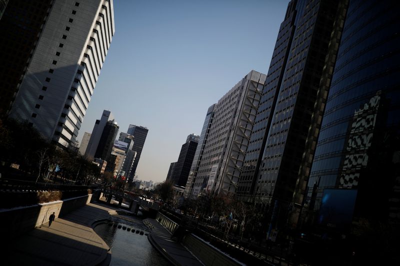 &copy; Reuters. FILE PHOTO: A man walks along the Cheonggye stream in central Seoul, South Korea January 25, 2017.  REUTERS/Kim Hong-Ji