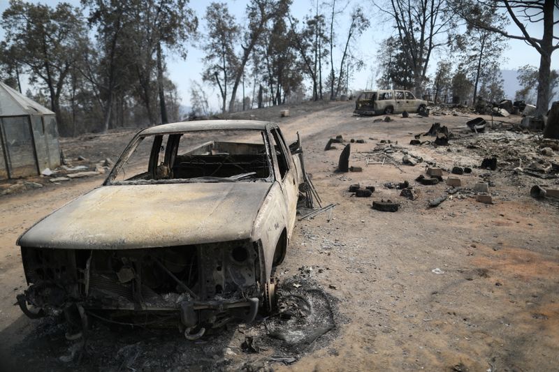 © Reuters. Cars sit burned as the Oak Fire burns near Jerseydale in Mariposa County, California, U.S. July 25, 2022.  REUTERS/David Swanson