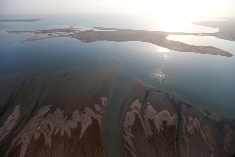 © Reuters. مشهد عام لساحل نيوم في شمال غرب السعودية في صورة التقطت عام 2021. صورة من أرشيف رويترز 