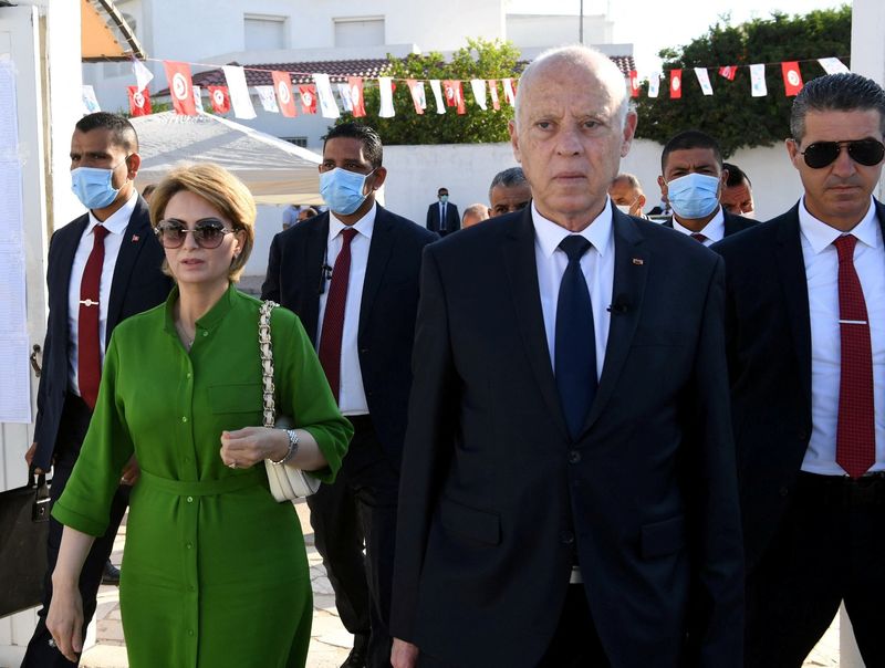 &copy; Reuters. الرئيس التونسي قيس سعيد وزوجته إشراف شبيل وهما خارجان من مركز اقتراع خلال استفتاء على دستور جديد في تونس يوم الاثنين. صورة لرويترز من الرئاس