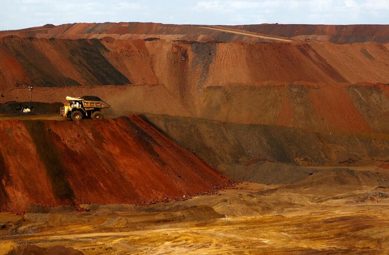 &copy; Reuters. FILE PHOTO: A truck carrying iron ore moves along a road at the Fortescue Metals Group (FMG) Christmas Creek iron ore mine located south of Port Hedland in the Pilbara region of Western Australia, November 17, 2015.  Picture taken November 17, 2015.    RE