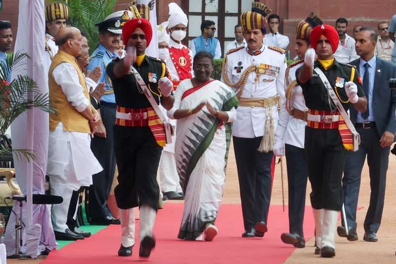 &copy; Reuters. 　インドで社会経済的に不利な立場にある「指定部族」出身の初の大統領として当選したドロウパディー・ムルムー氏（中央）は２５日、宣誓就任後に演説し、自身の選出は「この国の全て